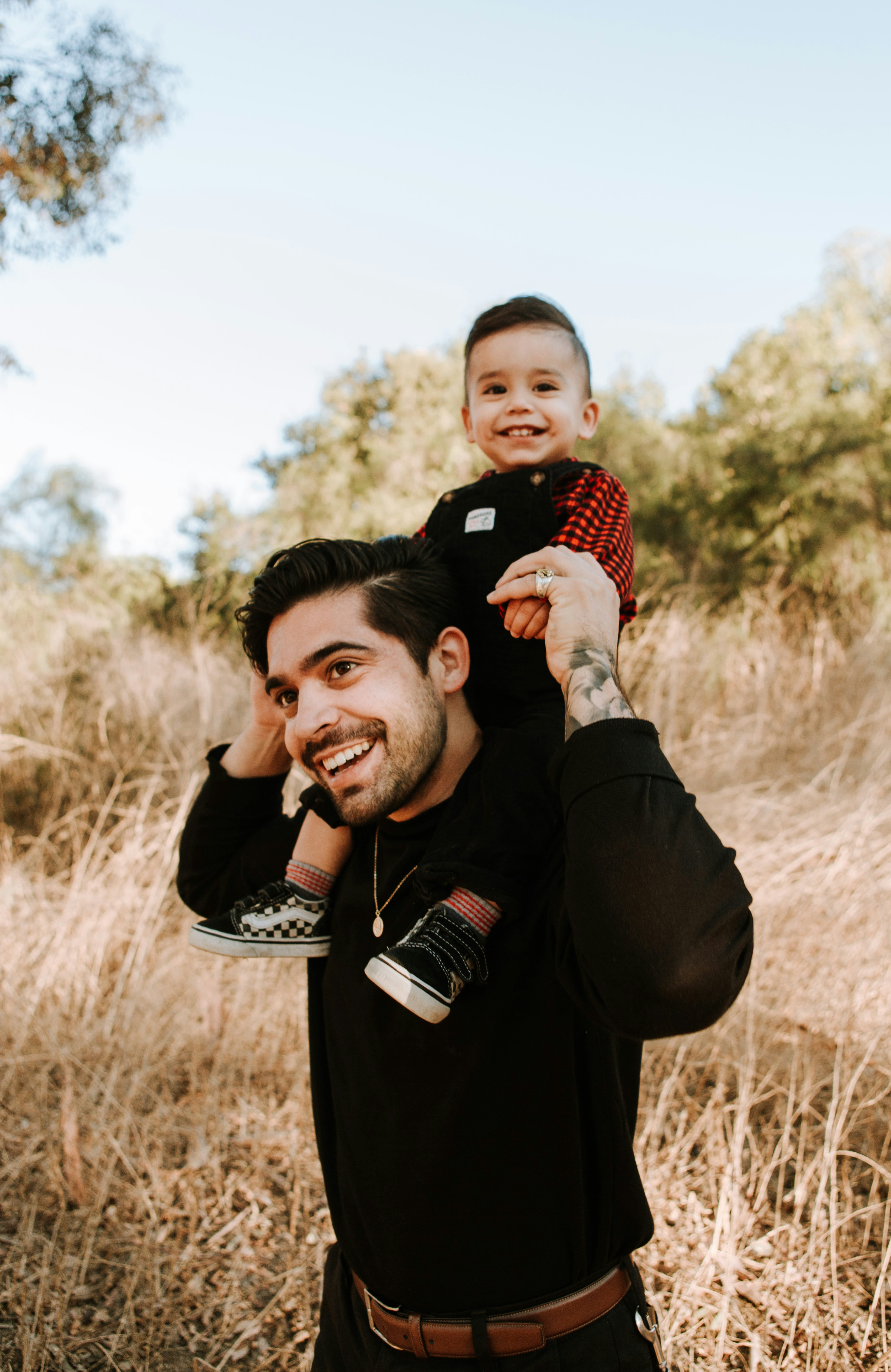 Papa souriant avec son enfant sur les épaules